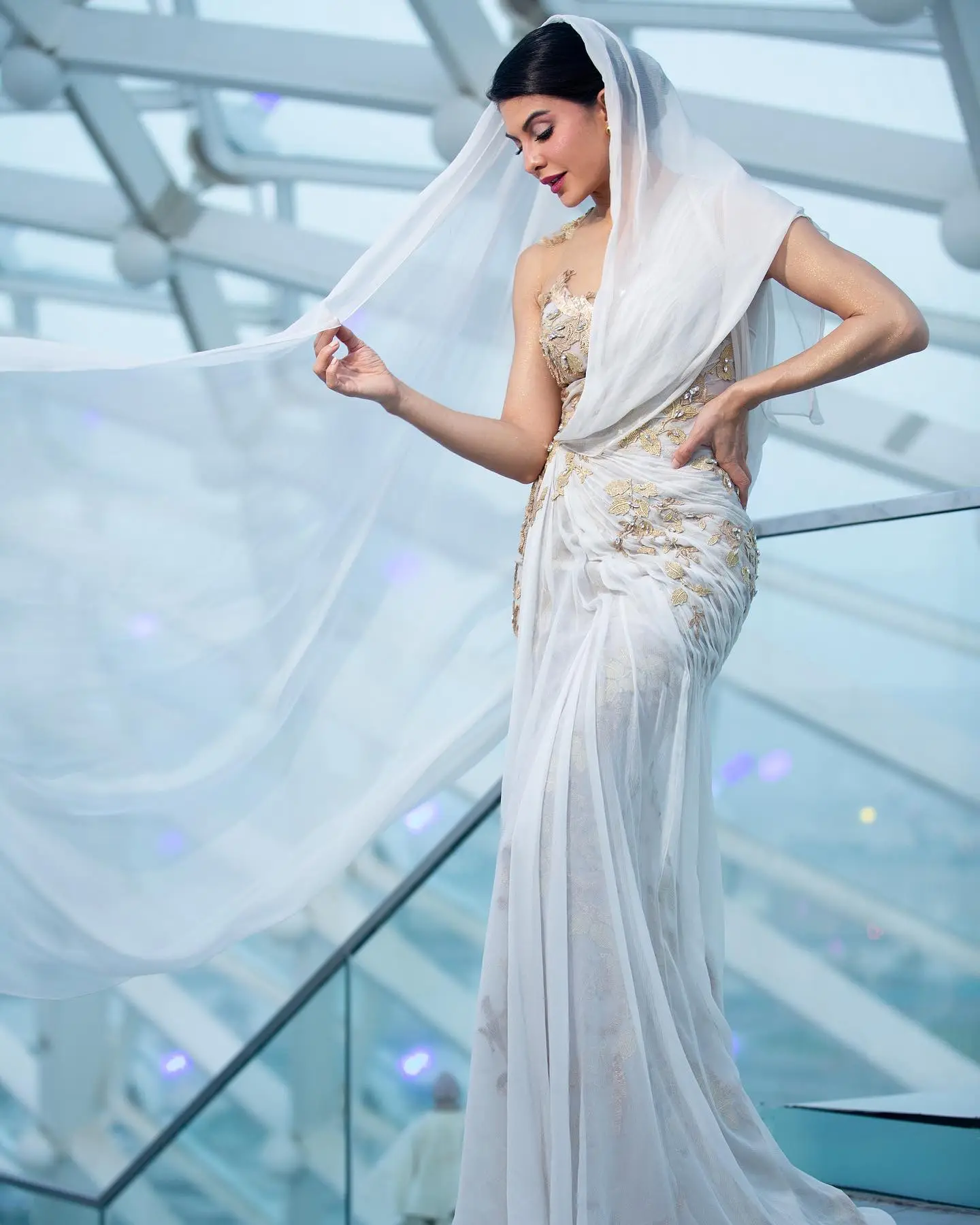 JACQUELINE FERNANDEZ MESMERIZING LOOKS IN BEAUTIFUL WHITE GOWN 2